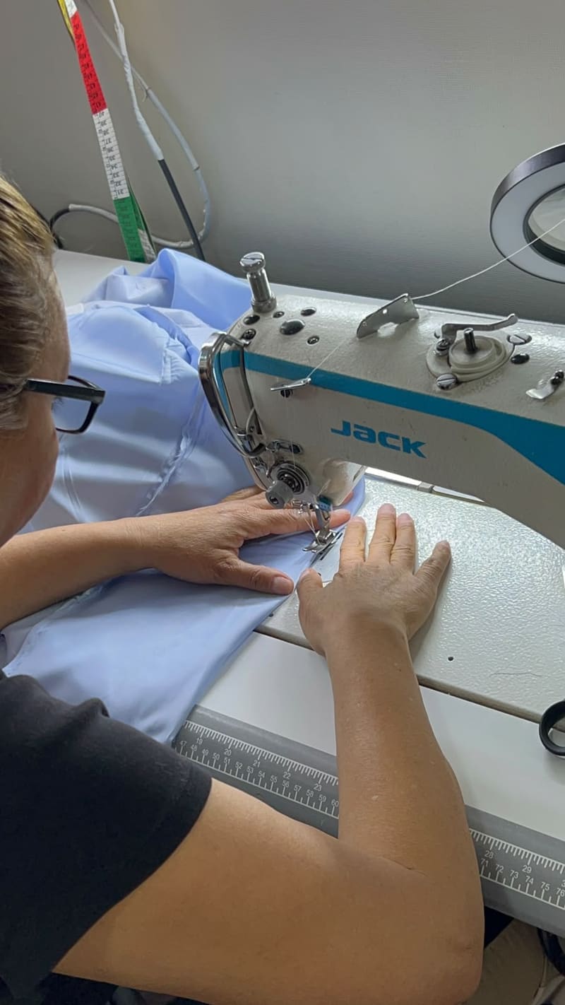 Costurera de Costuras Adry trabajando una prenda en máquina de coser industrial