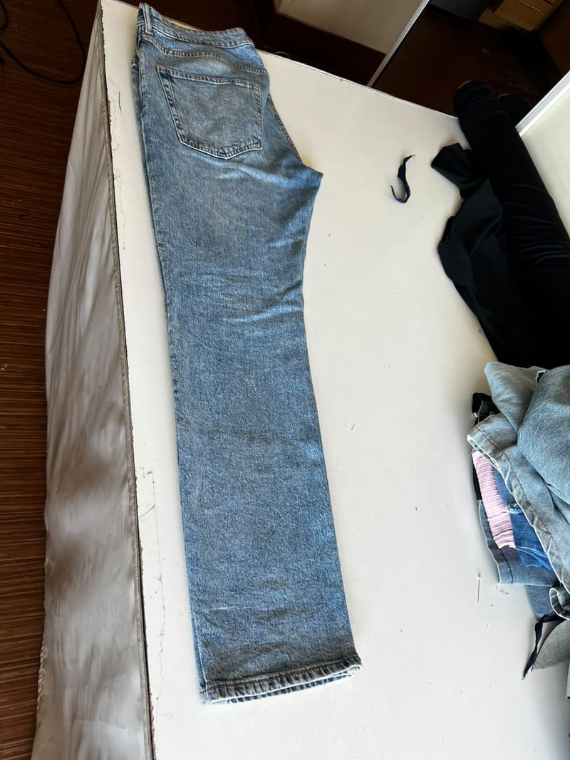 Pantalón de mezclilla arreglado y doblado en el taller de Costuras Adry