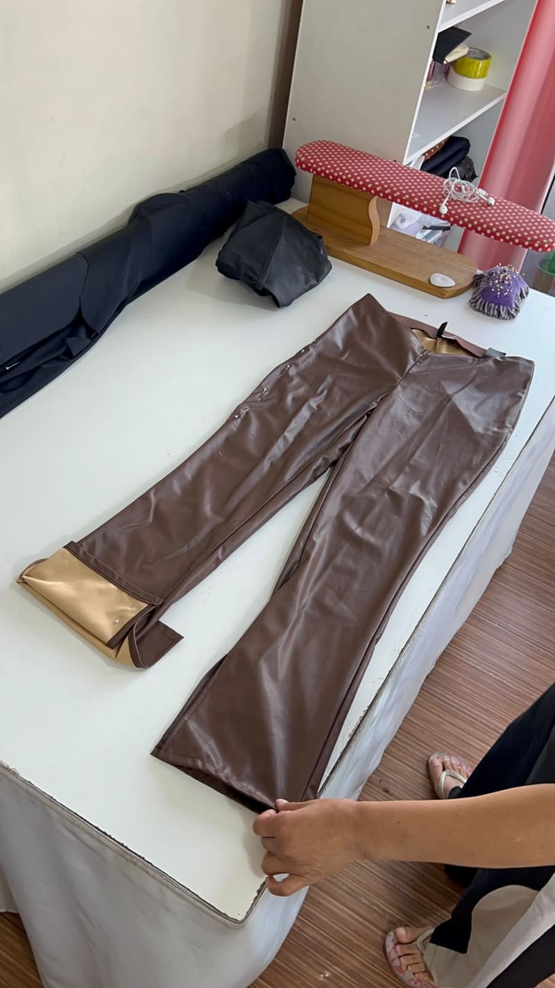 Ajuste de basta en pantalón de vinilo realizado por Costuras Adry