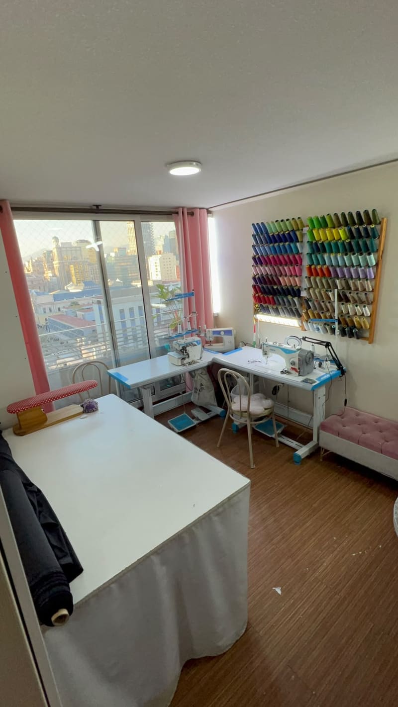 Taller de Costuras Adry en Santiago Centro, con vista a los edificios del centro de la ciudad
